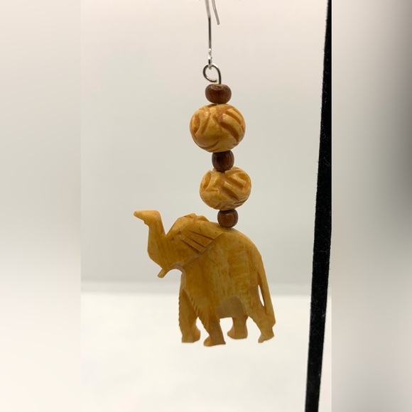 New Handmade Women’s Jewelry Carved Elephant Beaded Earrings 3 1/4 Inch Brown - Picture 3 of 5